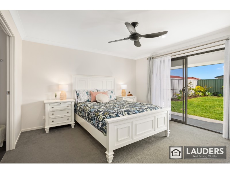 100 Albatross Way, Old Bar NSW 2430