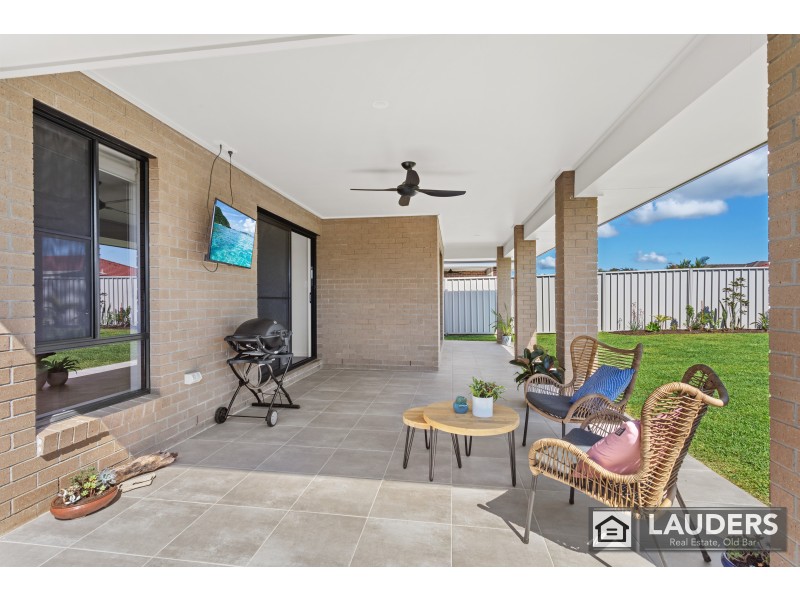 100 Albatross Way, Old Bar NSW 2430