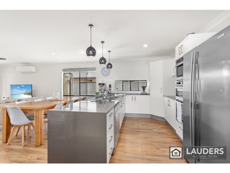 100 Albatross Way, Old Bar NSW 2430