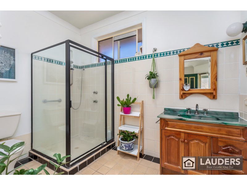 5 Laurina Close, Old Bar NSW 2430