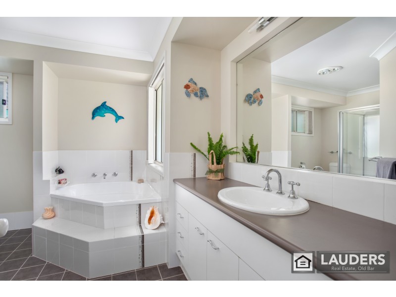 135 Heron Road, Old Bar NSW 2430