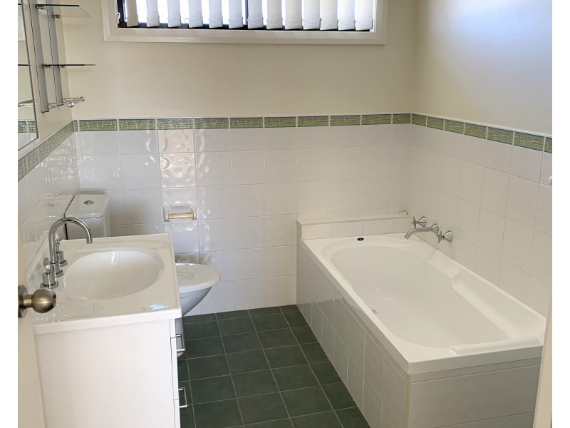 32b Ivy Crescent, Old Bar NSW 2430