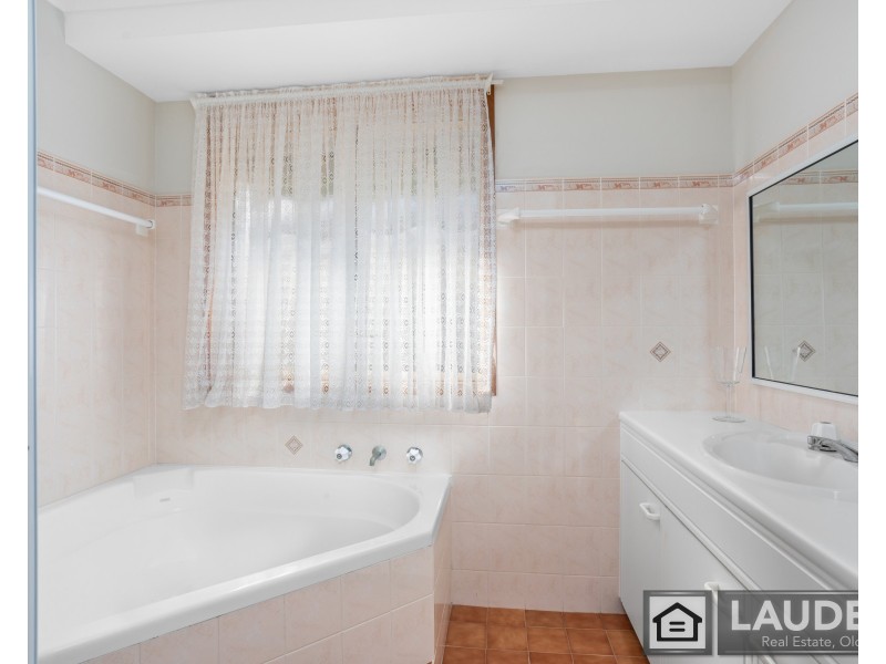8 Silkyash Close, Old Bar NSW 2430