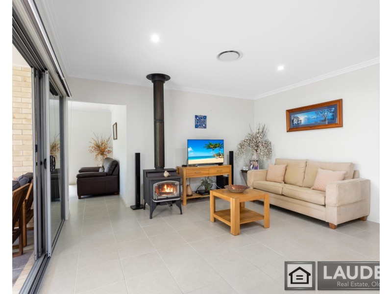 4 Windamere Place, Old Bar NSW 2430