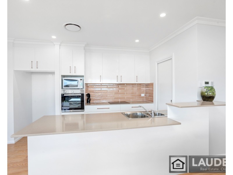 8 Ondaroo Crest, Old Bar NSW 2430