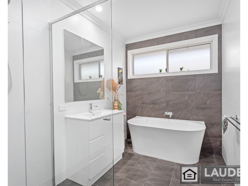 8 Ondaroo Crest, Old Bar NSW 2430