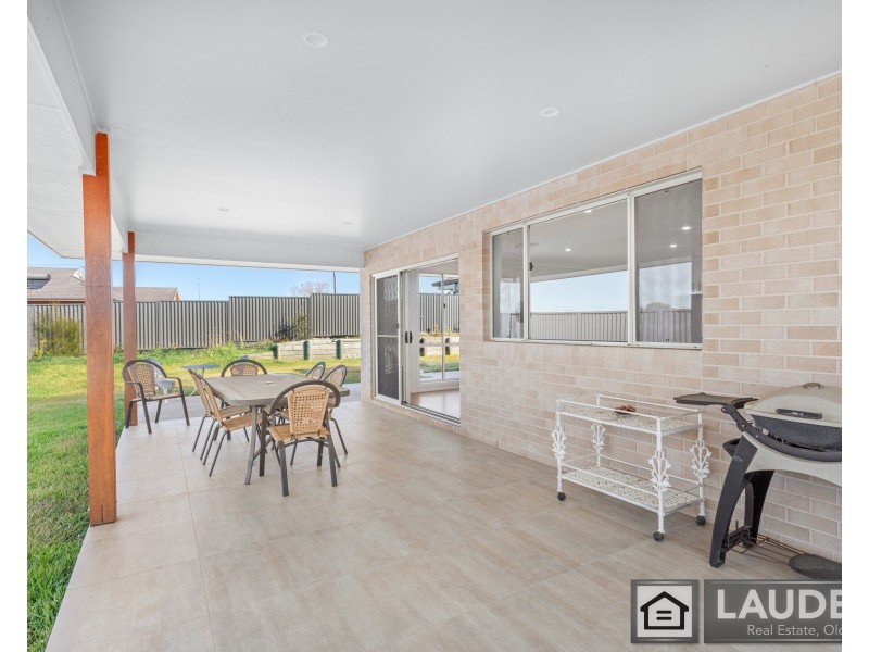 8 Ondaroo Crest, Old Bar NSW 2430