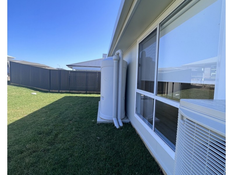 1 Auvergne Way, Old Bar NSW 2430