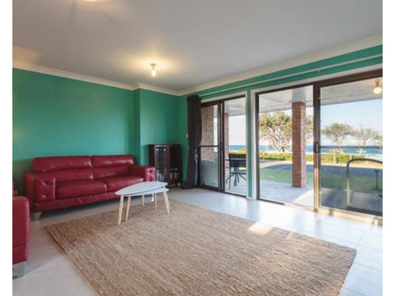 33 Pacific Parade, Old Bar NSW 2430