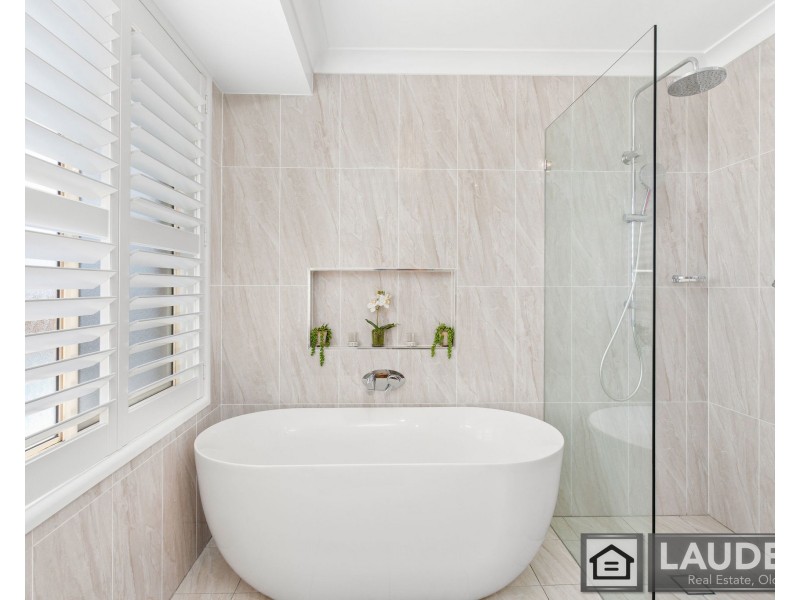 1 Laurina Close, Old Bar NSW 2430