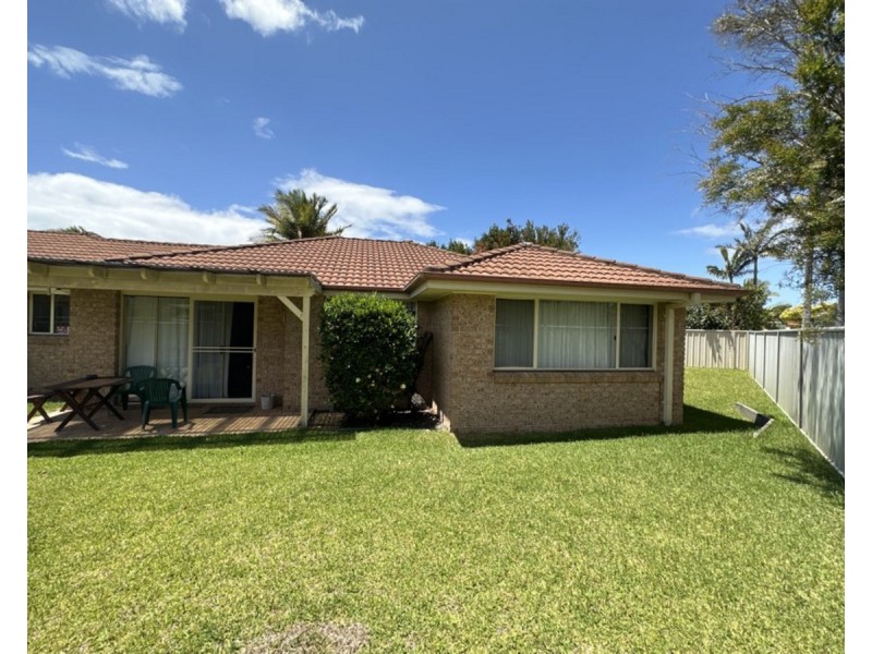 2/18 Ivy Crescent, Old Bar NSW 2430