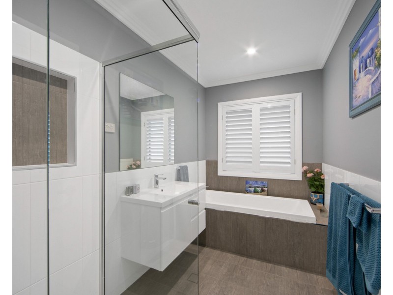 7 Ondaroo Crest, Old Bar NSW 2430
