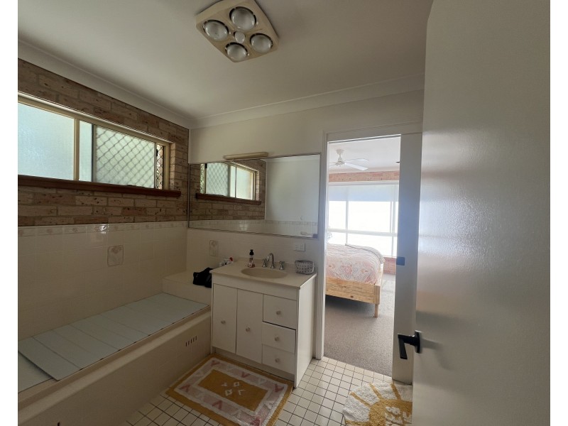 22 Farleigh Street, Old Bar NSW 2430