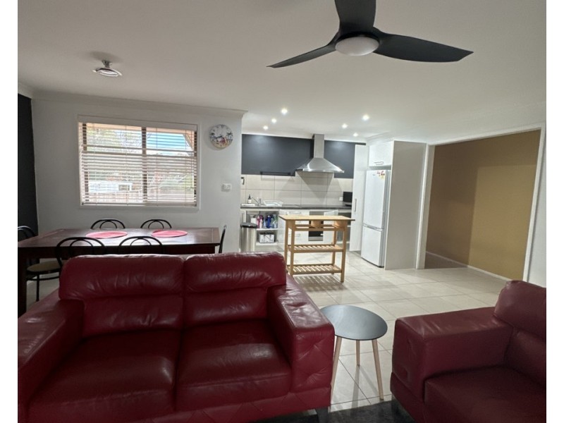 33 Pacific Parade, Old Bar NSW 2430