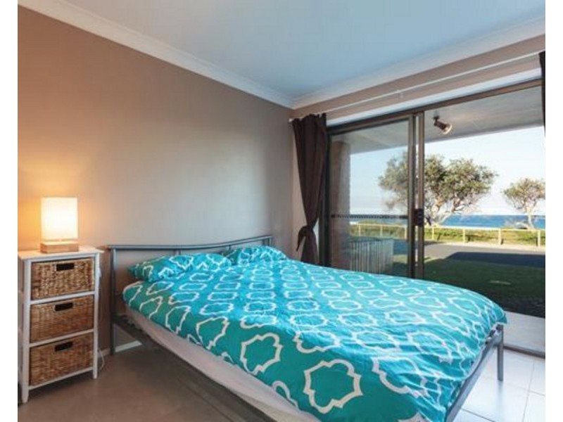 33 Pacific Parade, Old Bar NSW 2430