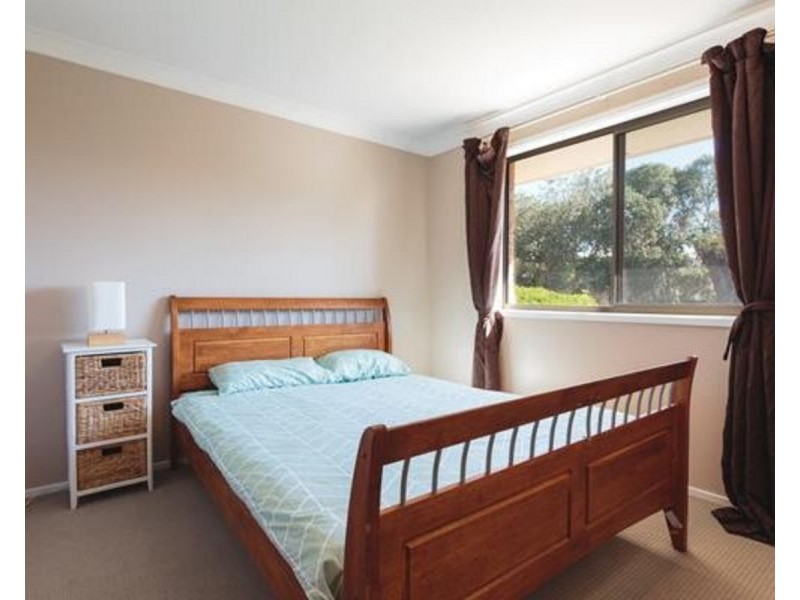 33 Pacific Parade, Old Bar NSW 2430