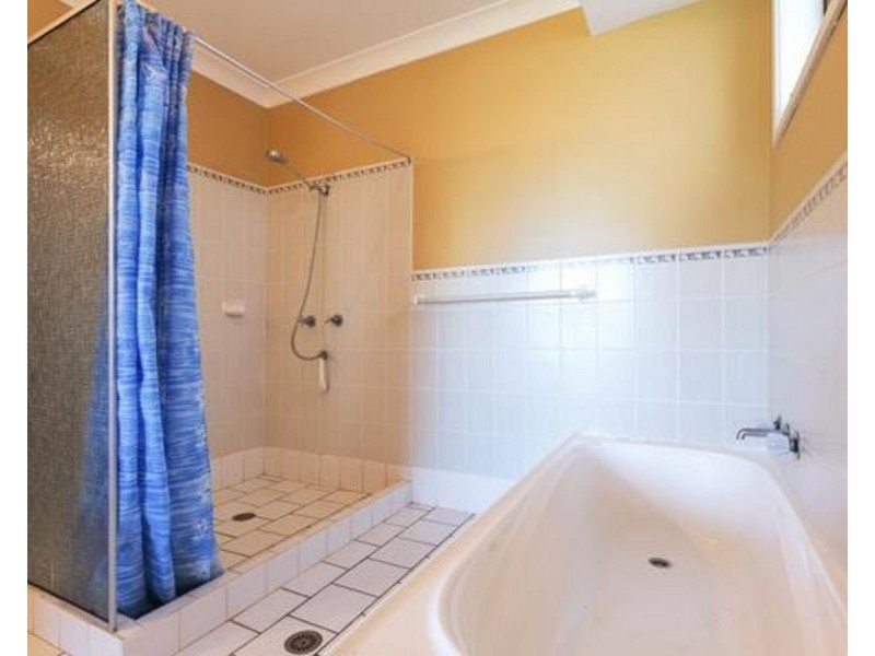 33 Pacific Parade, Old Bar NSW 2430