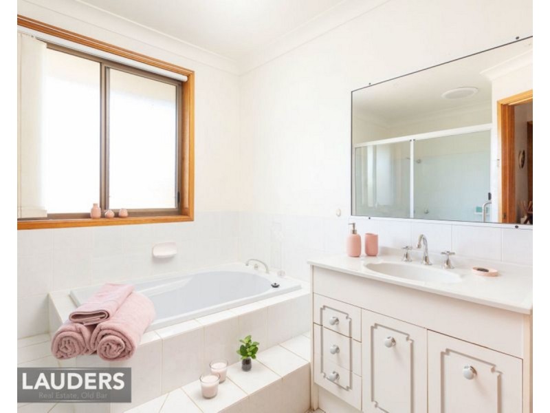 1/2 Kestrel Avenue, Old Bar NSW 2430