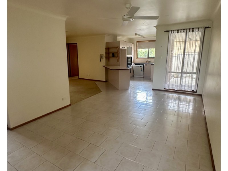 1/2 Kestrel Avenue, Old Bar NSW 2430