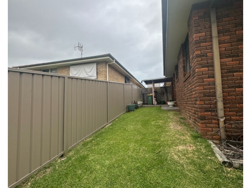 1/2 Kestrel Avenue, Old Bar NSW 2430