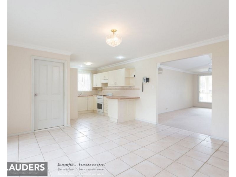 8 Snoewood Street, Old Bar NSW 2430