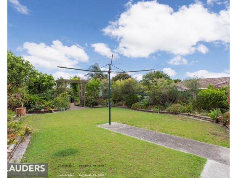 8 Snoewood Street, Old Bar NSW 2430