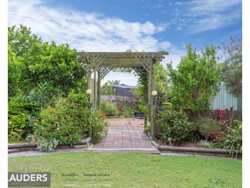 8 Snoewood Street, Old Bar NSW 2430