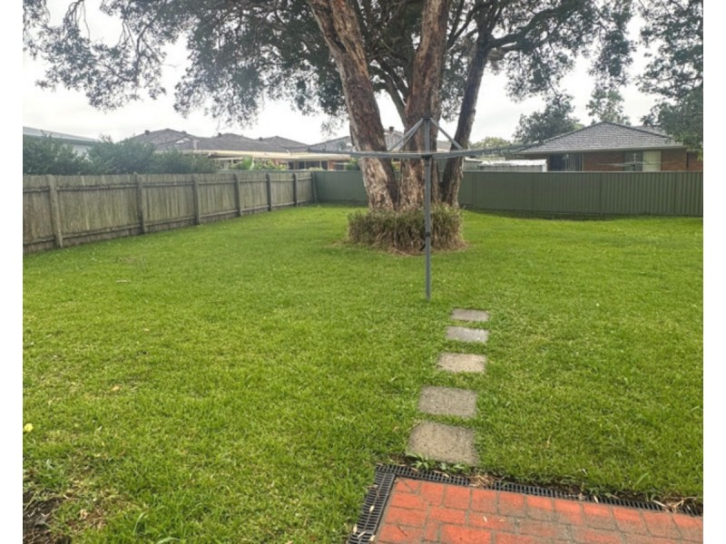 7 Pryor Crescent, Old Bar NSW 2430