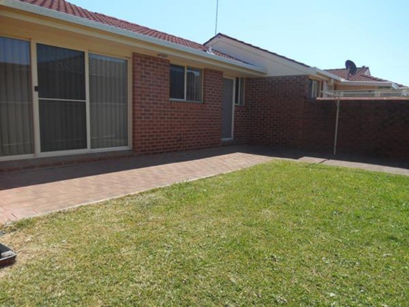 2/10 Pryor Crescent, Old Bar NSW 2430