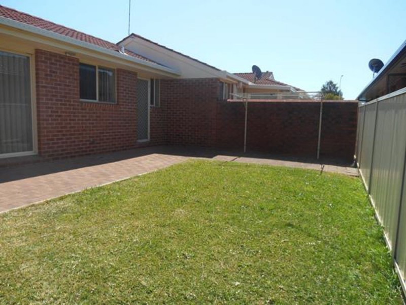 2/10 Pryor Crescent, Old Bar NSW 2430