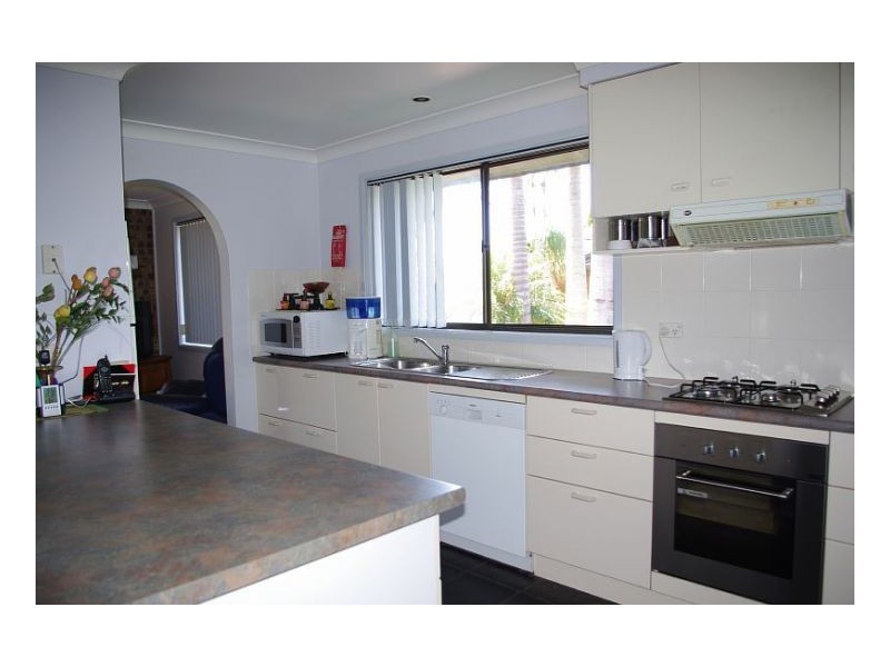 8 Paradise Close, Old Bar NSW 2430