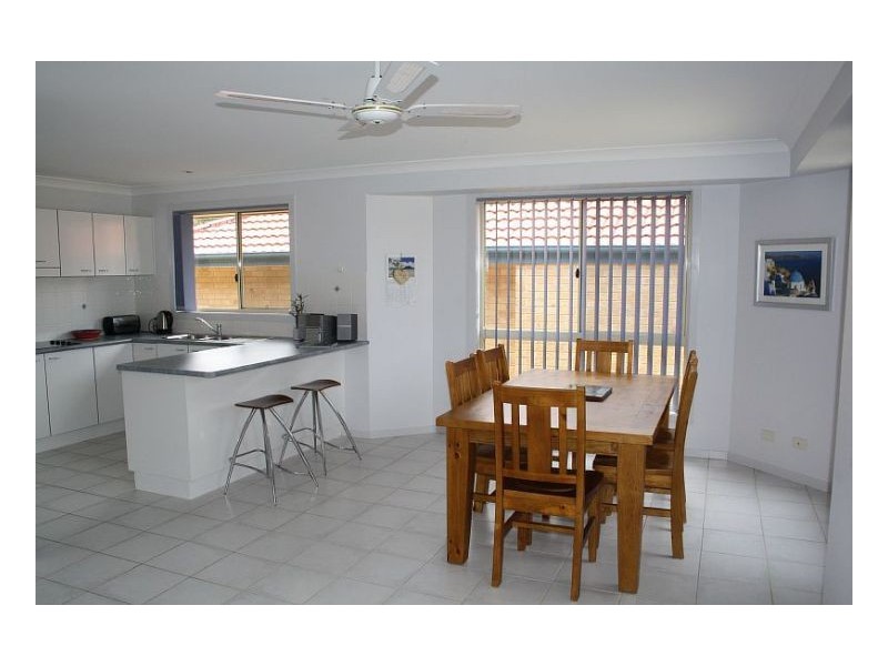 2/10 Mistral Pl, Old Bar NSW 2430
