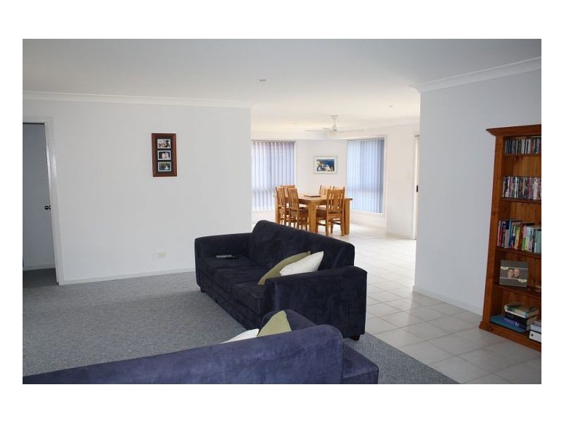 2/10 Mistral Pl, Old Bar NSW 2430
