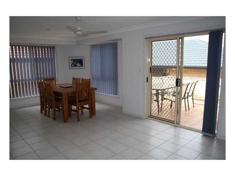 2/10 Mistral Pl, Old Bar NSW 2430
