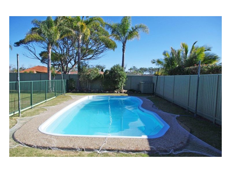 19 Pryor Crescent, Old Bar NSW 2430