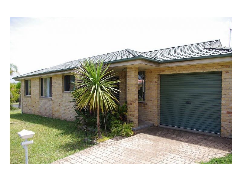 2/8 Kestrel Avenue, Old Bar NSW 2430