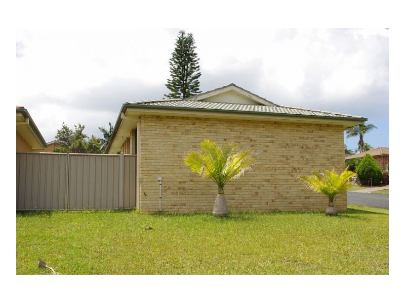 2/8 Kestrel Avenue, Old Bar NSW 2430