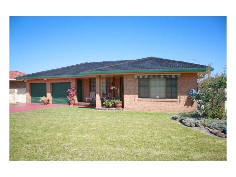 8 Pryor Crescent, Old Bar NSW 2430