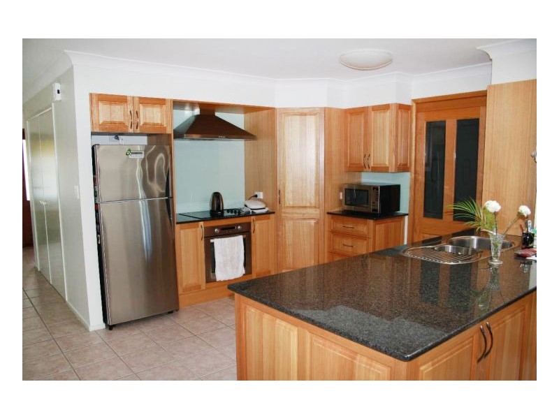 8 Pryor Crescent, Old Bar NSW 2430