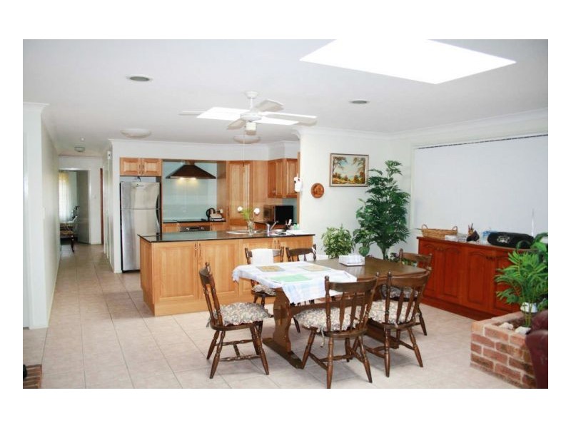 8 Pryor Crescent, Old Bar NSW 2430