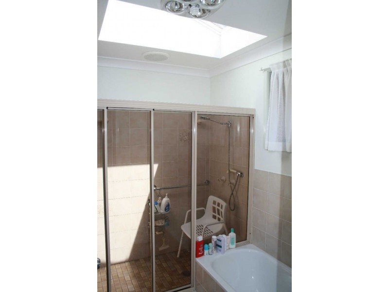 8 Pryor Crescent, Old Bar NSW 2430