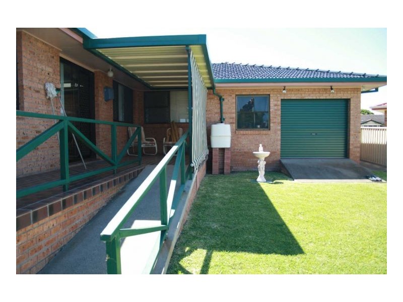 8 Pryor Crescent, Old Bar NSW 2430