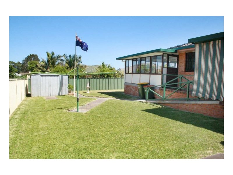 8 Pryor Crescent, Old Bar NSW 2430