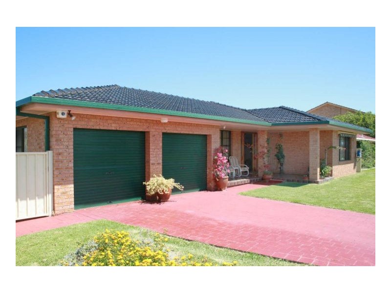 8 Pryor Crescent, Old Bar NSW 2430