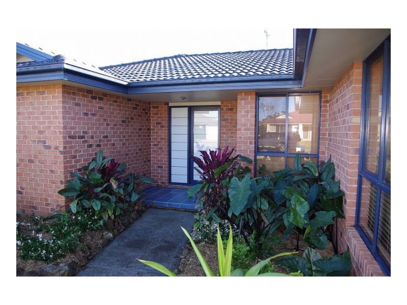 11 Albatross Way, Old Bar NSW 2430