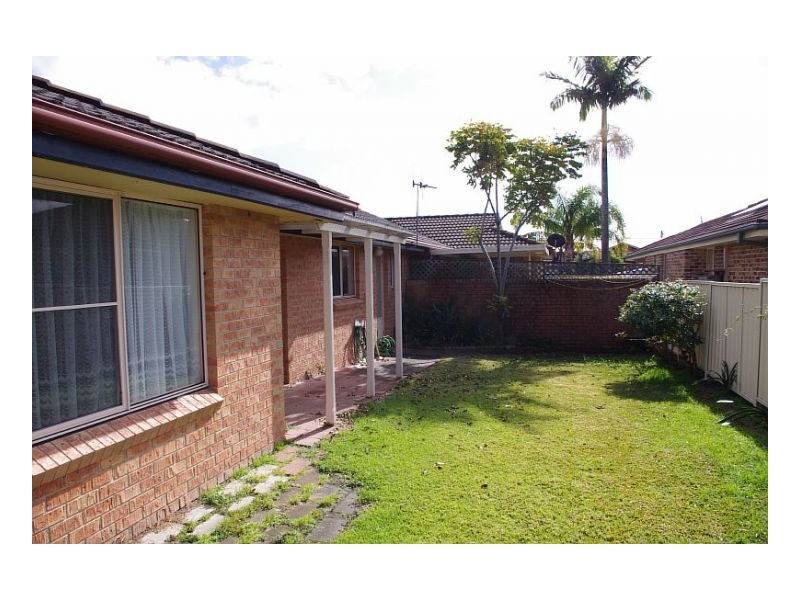 2/2 Silky Ash Close, Old Bar NSW 2430