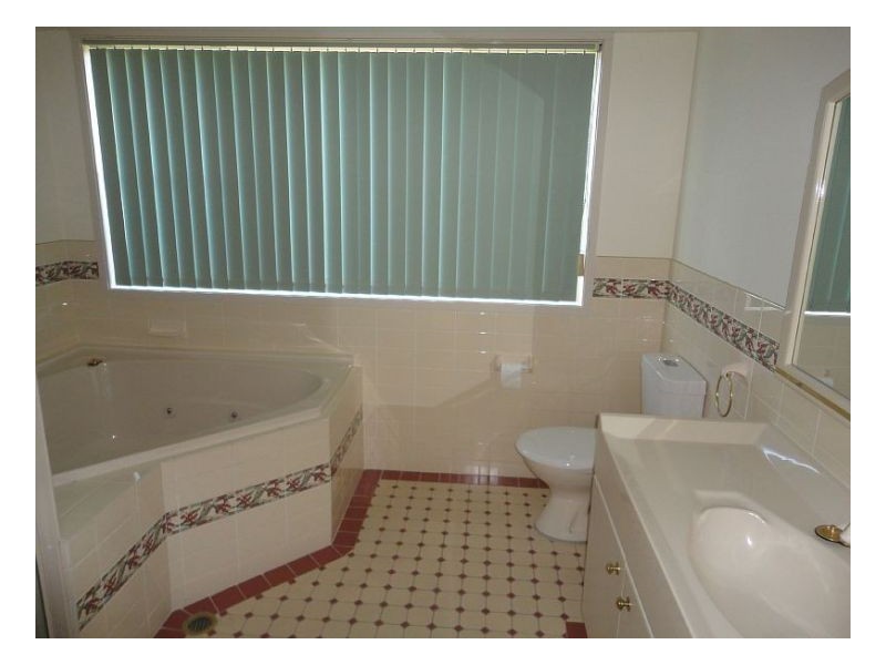 19 Pryor Cres, Old Bar NSW 2430