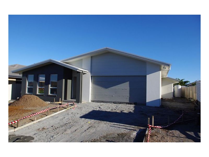 14 Flagtail Avenue, Old Bar NSW 2430