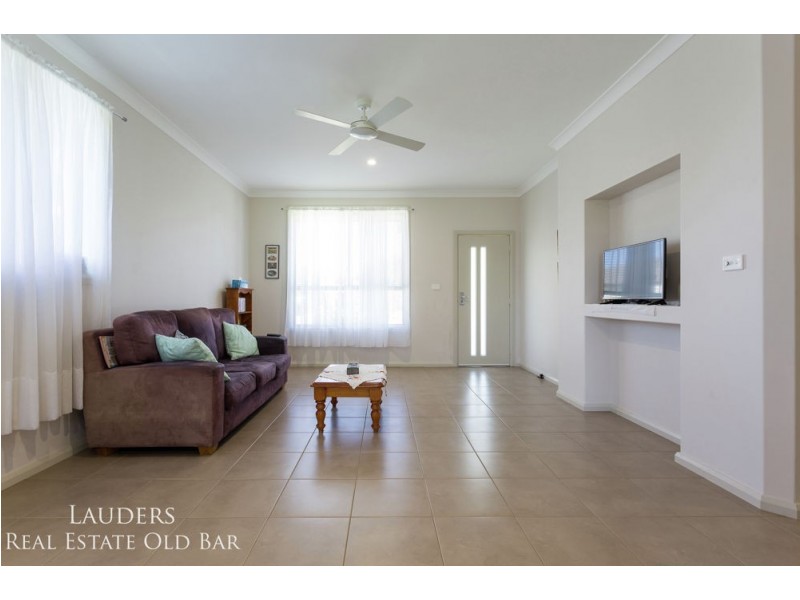 75 Old Bar Rd, Old Bar NSW 2430