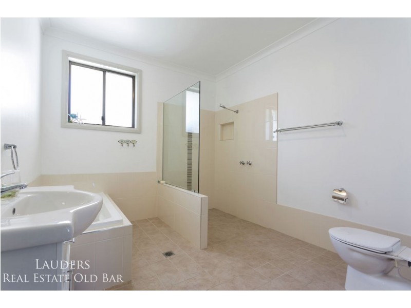 75 Old Bar Rd, Old Bar NSW 2430